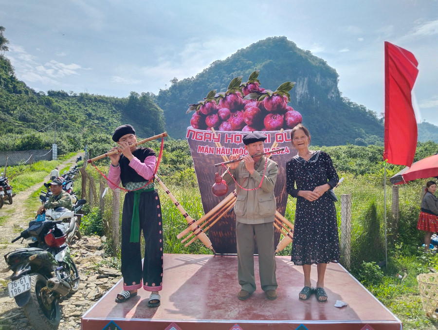 Du khách chụp ảnh kỷ niệm với các nghệ nhân.