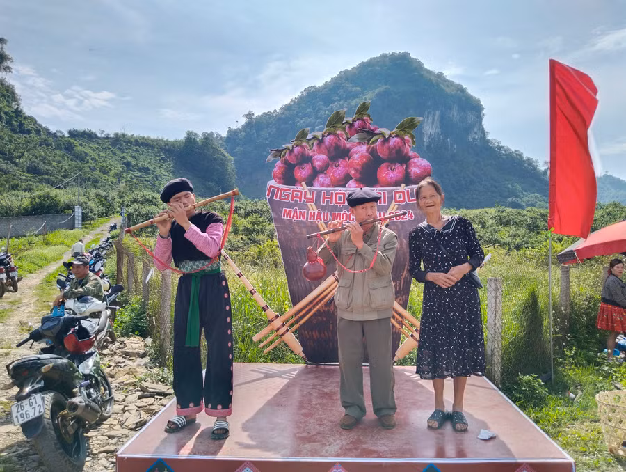 Du khách chụp ảnh kỷ niệm với các nghệ nhân.