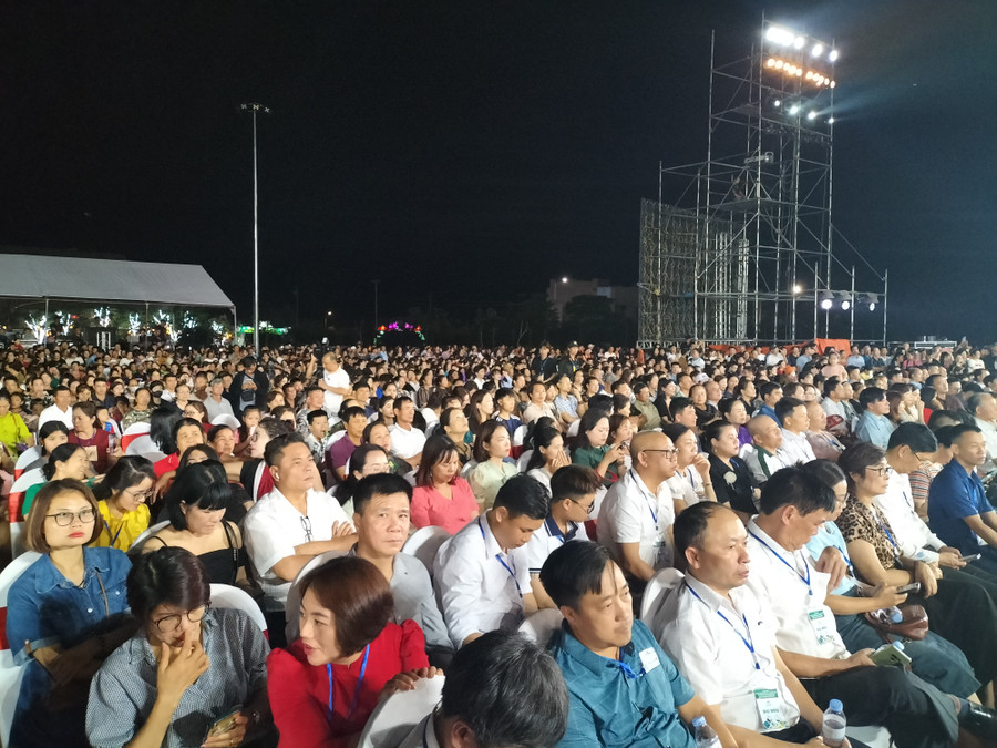 Đông đảo du khách và người dân tới xem lễ công bố Khu du lịch Quốc gia Mộc Châu.