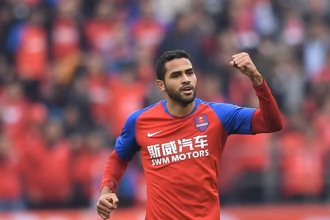 Alan hiện đang khoác áo Thâm Quyến.