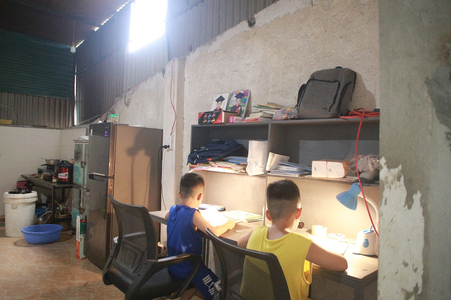 Các em phải học tập, sinh hoạt chung trong căn phòng chật hẹp. Ảnh: Phạm Tâm Các em phải học tập, sinh hoạt chung trong căn phòng chật hẹp. Ảnh: Phạm Tâm