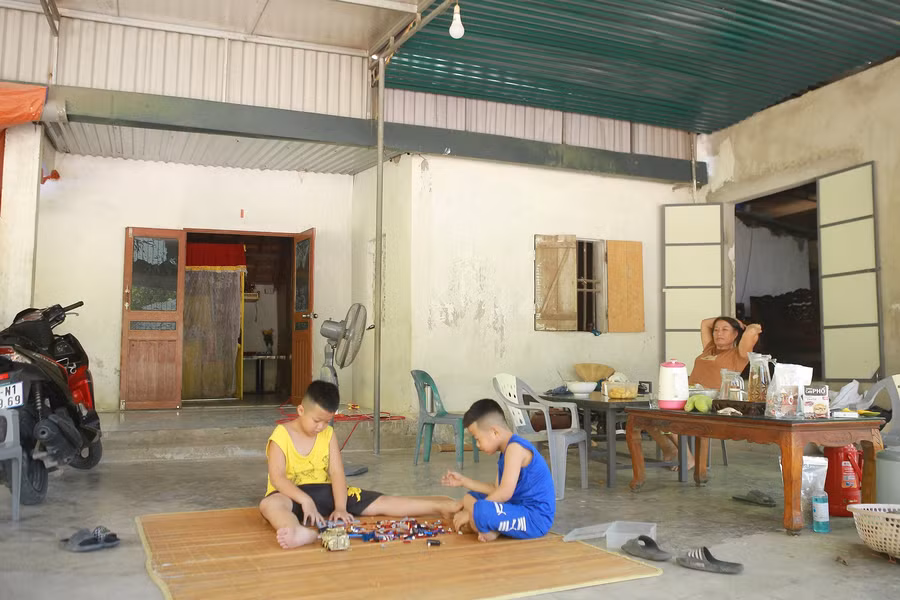 Đang trong thời gian nghỉ hè nên 2 cháu nội ở nhà chơi cùng bà Khương. Ảnh: Phạm Tâm