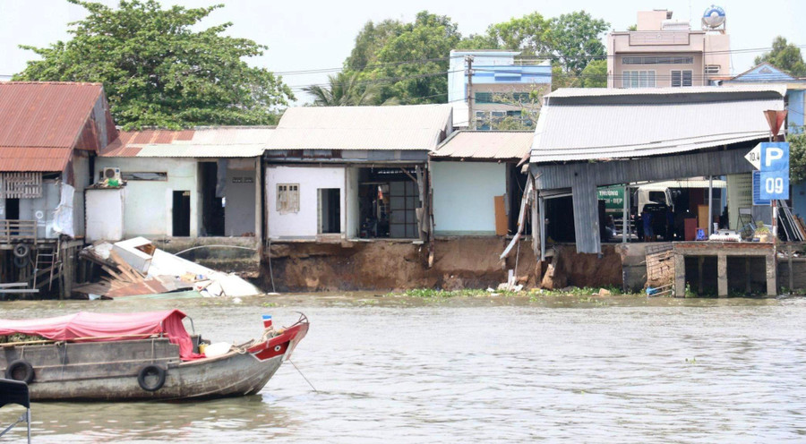 Sạt lở nhà dân ven sông Cần Thơ thuộc địa phận quận Cái Răng.