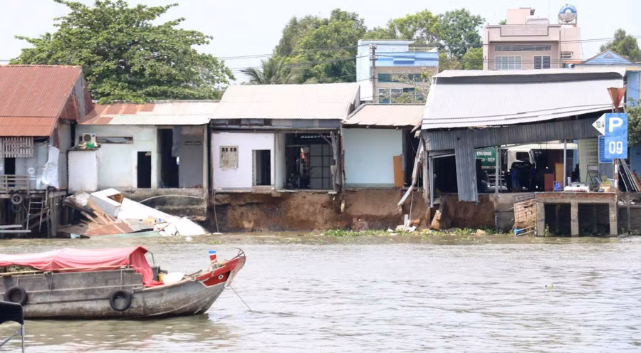 Sạt lở nhà dân ven sông Cần Thơ thuộc địa phận quận Cái Răng.