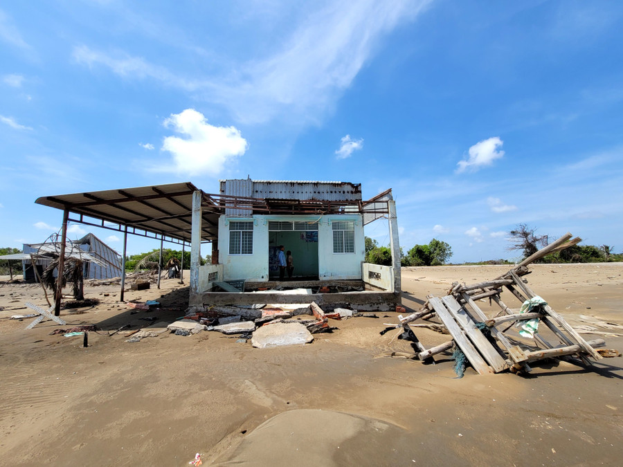 Sạt lở vùng ven biển tỉnh Trà Vinh khiến người dân bỏ nhà ra đi.