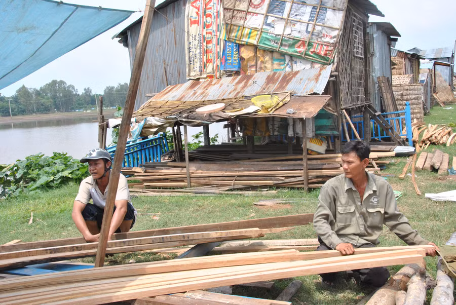 Người dân sống ven sông Tiền tại Đồng Tháp dời nhà tránh sạt lở.