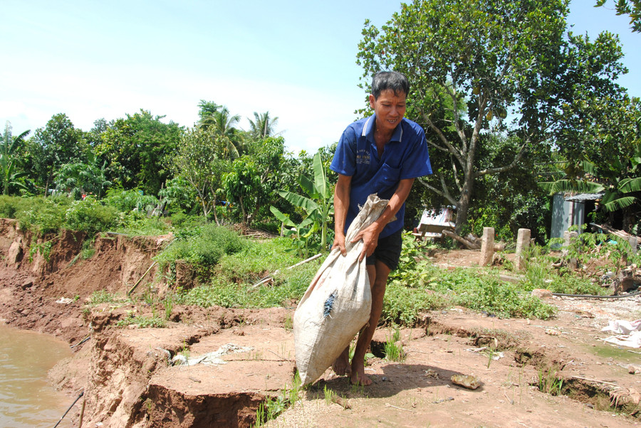 Người dân ven sông Tiền (Đồng Tháp) cố gắng di dời tài sản trước nguy cơ sạt lở.