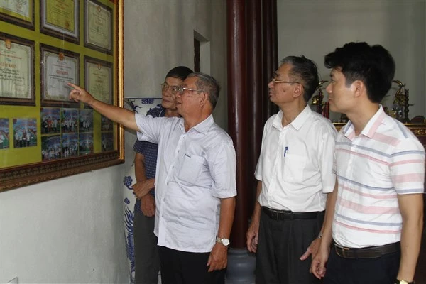 Các thành viên dòng họ Phạm tự hào nhìn lại thành tích vàng của mình trong công tác khuyến học.