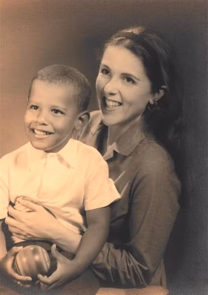 Bà Stanley Ann Dunham và con trai, Barack Obama.