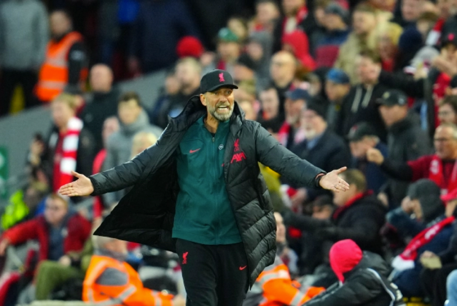 Jurgen Klopp bị trọng tài Anthony Taylor đuổi khỏi sân. Jurgen Klopp bị trọng tài Anthony Taylor đuổi khỏi sân.