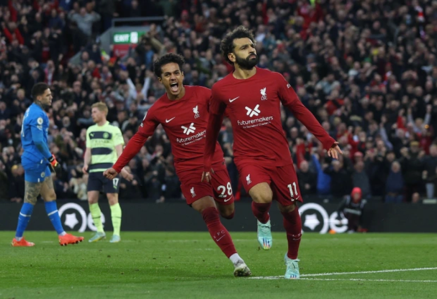 Mo Salah ăn mừng sau khi đưa Liverpool vượt lên dẫn trước. Mo Salah ăn mừng sau khi đưa Liverpool vượt lên dẫn trước.