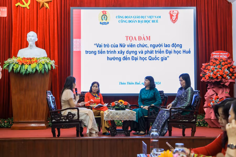 Giao lưu, chia sẻ kinh nghiệm về vai trò của nữ viên chức, người lao động trong tiến trình xây dựng và phát triển ĐH Huế hướng đến ĐH quốc gia.