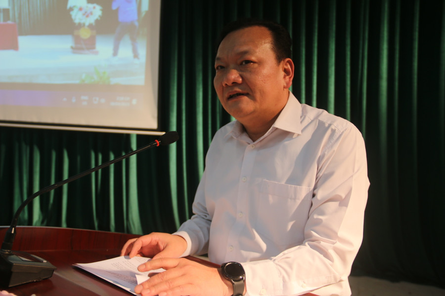 Ông Quàng Văn Lâm, Phó giám đốc Sở GD&ĐT tỉnh Sơn La phát biểu tại hội thảo. Ông Quàng Văn Lâm, Phó giám đốc Sở GD&ĐT tỉnh Sơn La phát biểu tại hội thảo.