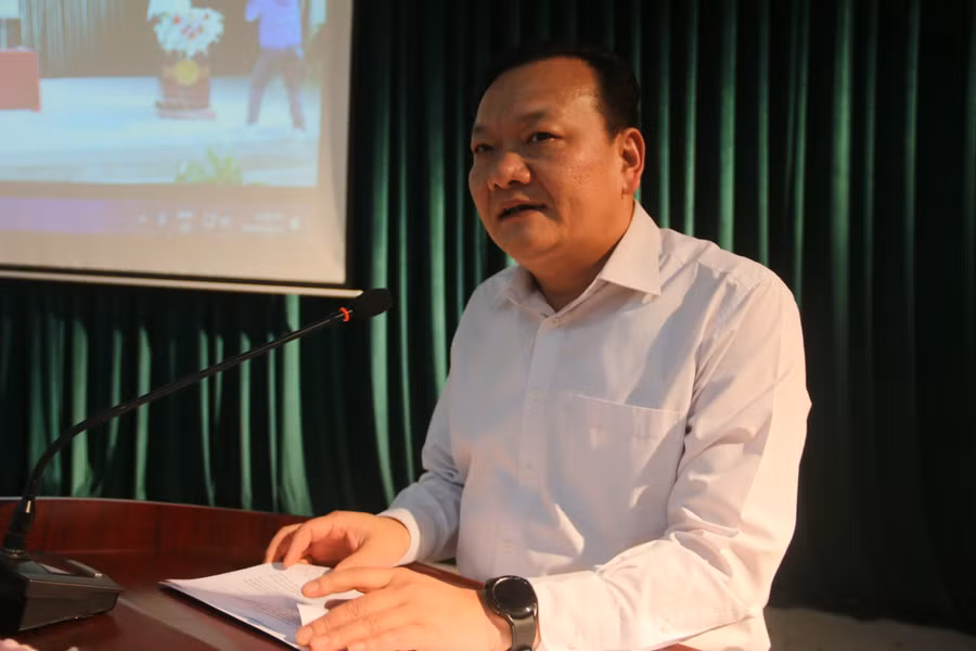 Ông Quàng Văn Lâm, Phó giám đốc Sở GD&amp;ĐT tỉnh Sơn La phát biểu tại hội thảo.