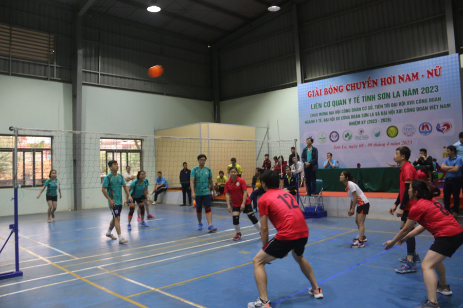 Không khí thi đấu sôi nổi và kịch tính. Không khí thi đấu sôi nổi và kịch tính.