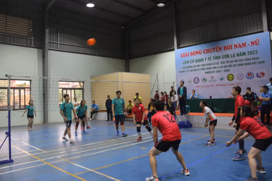 Không khí thi đấu sôi nổi và kịch tính.