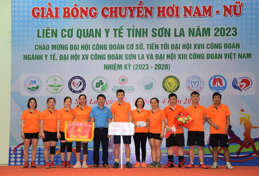Ban tổ chức trao giải cho các đơn vị. Ban tổ chức trao giải cho các đơn vị.