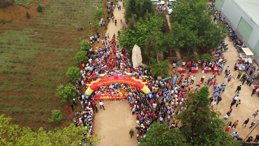 Đông đảo người dân tập trung tại điểm xuất phát giải chạy Olympic. Đông đảo người dân tập trung tại điểm xuất phát giải chạy Olympic.