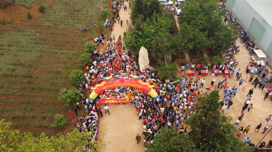 Đông đảo người dân tập trung tại điểm xuất phát giải chạy Olympic.