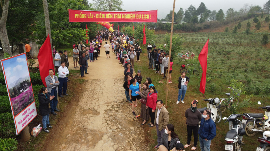 Người dân đứng 2 bên đường cổ vũ các vận động viên. Người dân đứng 2 bên đường cổ vũ các vận động viên.