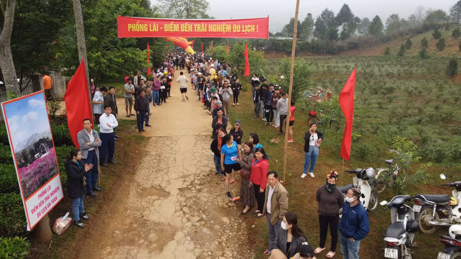 Người dân đứng 2 bên đường cổ vũ các vận động viên.