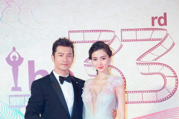 Angelababy được Huỳnh Hiểu Minh tháp tùng trên thảm đỏ