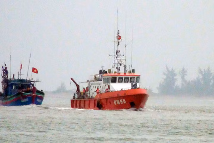 Cứu 7 ngư dân Nghệ An trôi dạt trên biển