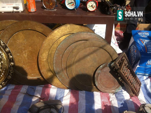 Phiên chợ “mua may, bán rủi” cả năm có 1 lần bán những gì? ảnh 8 Đến với phiên chợ Viềng đầu năm, khách thập phương dễ nhận thấy tại đây bày bán đa phần là các sản phẩm nông nghiệp từ cái cày, cái cuốc cho đến cơ man nào là giống cây, giống con, đồ cổ và cả đồ giả cổ...