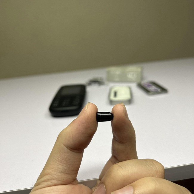 Tai nghe nhỏ bằng hạt đậu được bán ở một shop. Ảnh: FB