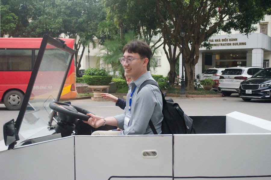 Hoàng Huy Anh Tuấn chạy thử nghiệm xe tự hành tại khuôn viên Đại học Quốc gia Hà Nội. Hoàng Huy Anh Tuấn chạy thử nghiệm xe tự hành tại khuôn viên Đại học Quốc gia Hà Nội.