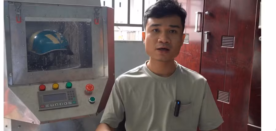 Sinh viên giới thiệu về sản phẩm máy giặt mũ bảo hiểm của nhóm.