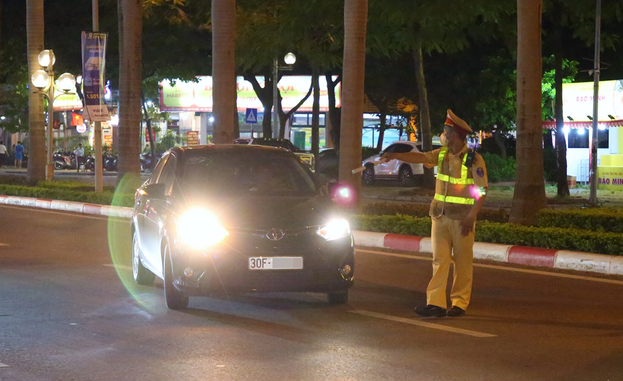 Cảnh sát giao thông dừng xe kiểm tra, xử lý lái xe vi phạm nồng độ cồn.