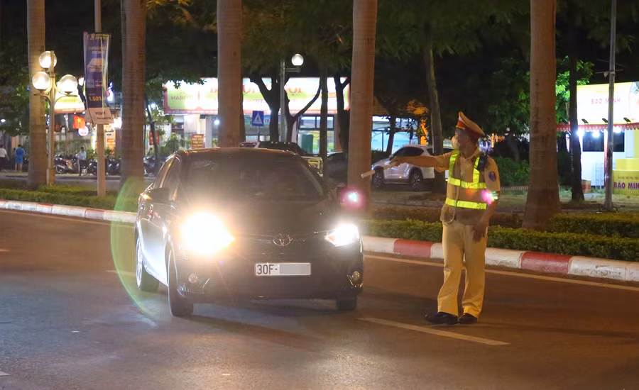 Cảnh sát giao thông dừng xe kiểm tra, xử lý lái xe vi phạm nồng độ cồn.