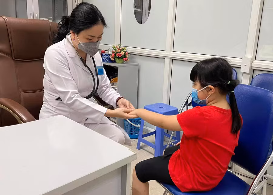 Sự gia tăng của Covid-19 trong bối cảnh các bệnh truyền nhiễm vào mùa là “báo động đỏ” với sức khỏe trẻ em. 