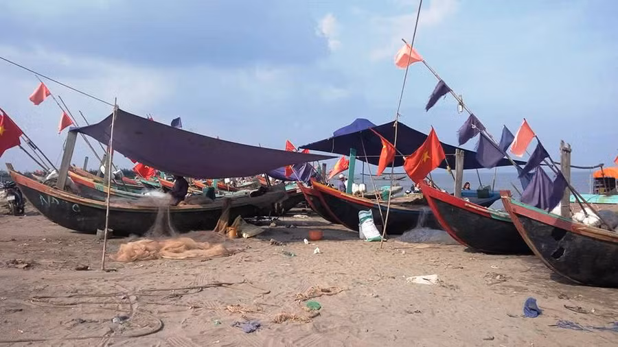 Cạnh nhà thờ đổ là bến thuyền đánh cá của ngư dân - cũng là địa điểm để du khách khám phá.