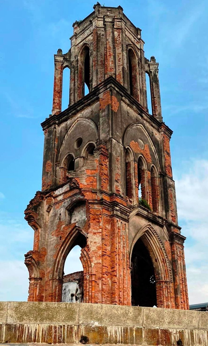 Tổng thể phần còn lại của nhà thờ đổ và phần tháp chuông.