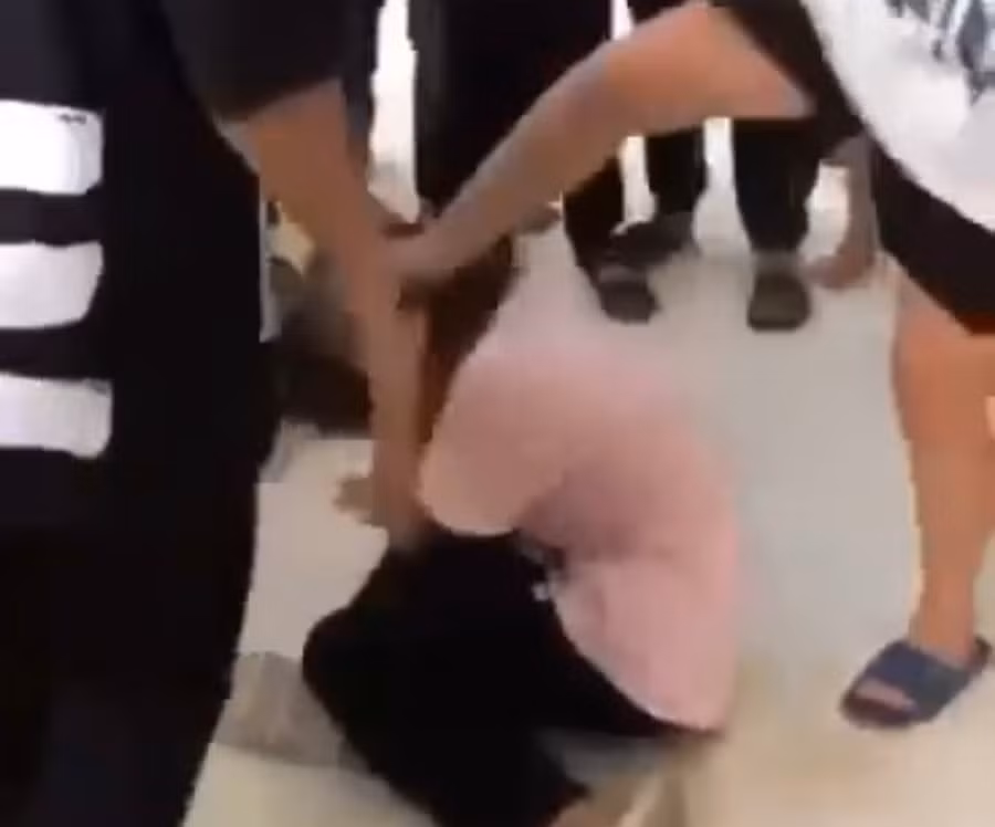 Hình ảnh đánh bạn tại lớp học ở Trường THCS Tân Minh được chia sẻ trên mạng xã hội.