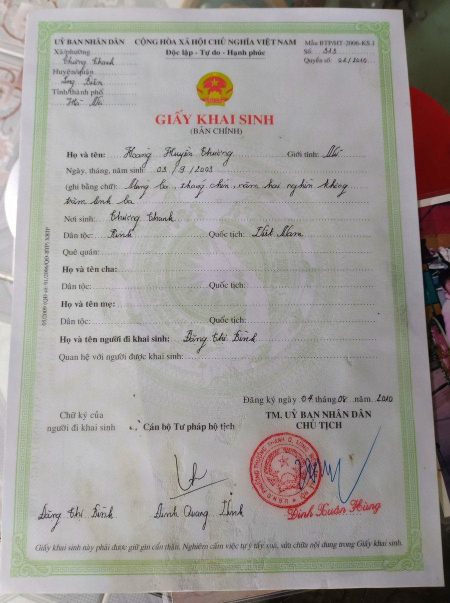 Giấy khai sinh của Thương vẫn để trống tên bố mẹ.