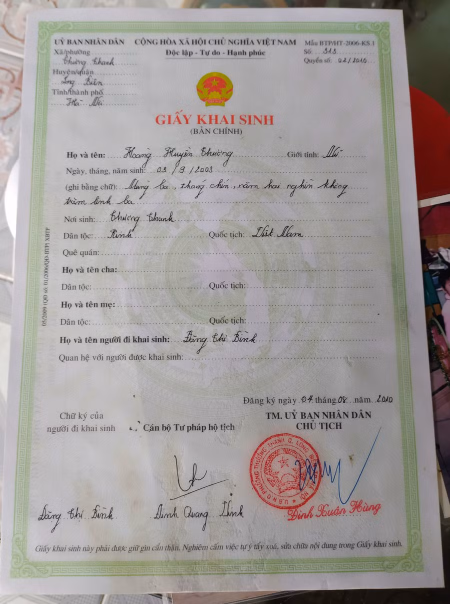 Giấy khai sinh của Thương vẫn để trống tên bố mẹ.