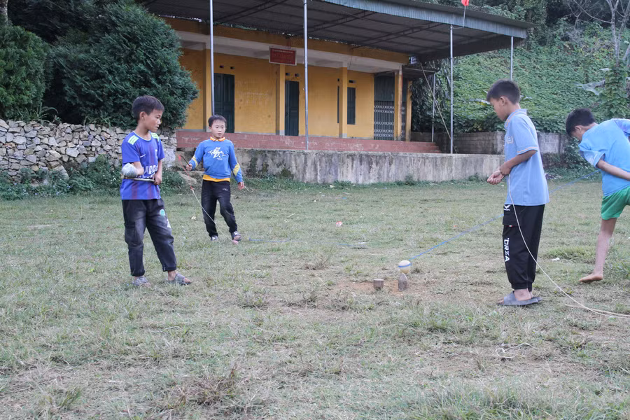Trẻ em ở Pà Cò chơi quay tại sân vận động.