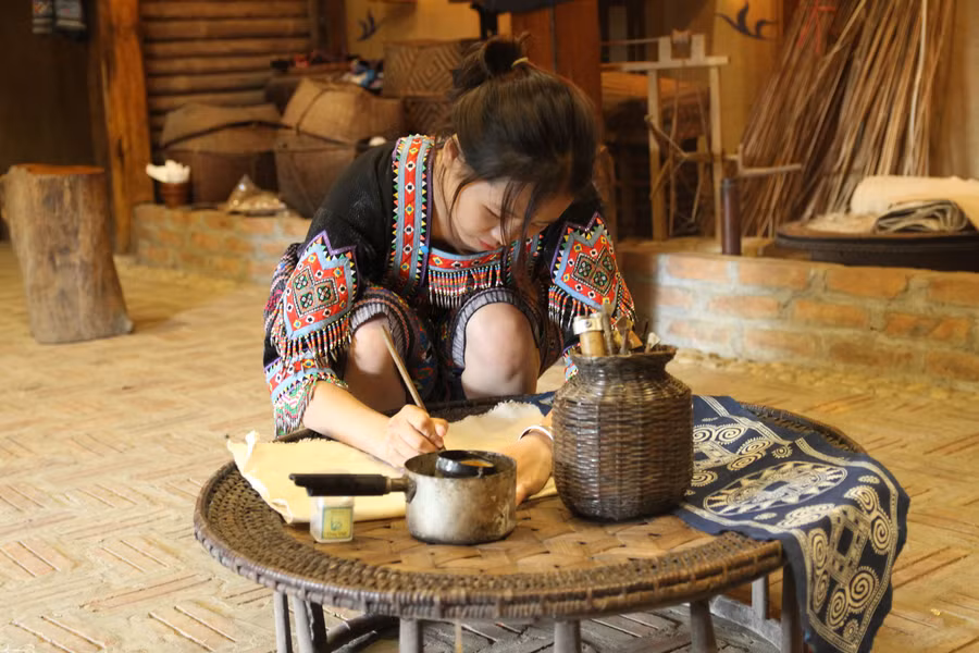 Thiếu nữ người Mông vẽ tranh sáp ong.