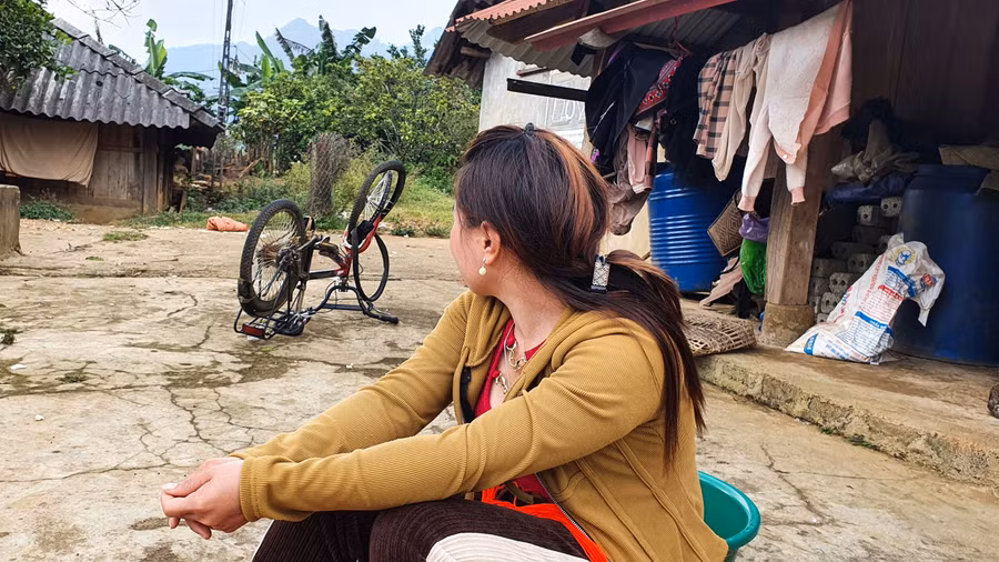 Chị Giàng Y P. hiện đang một mình nuôi 2 người con khi chồng đang thụ án vì ma túy.