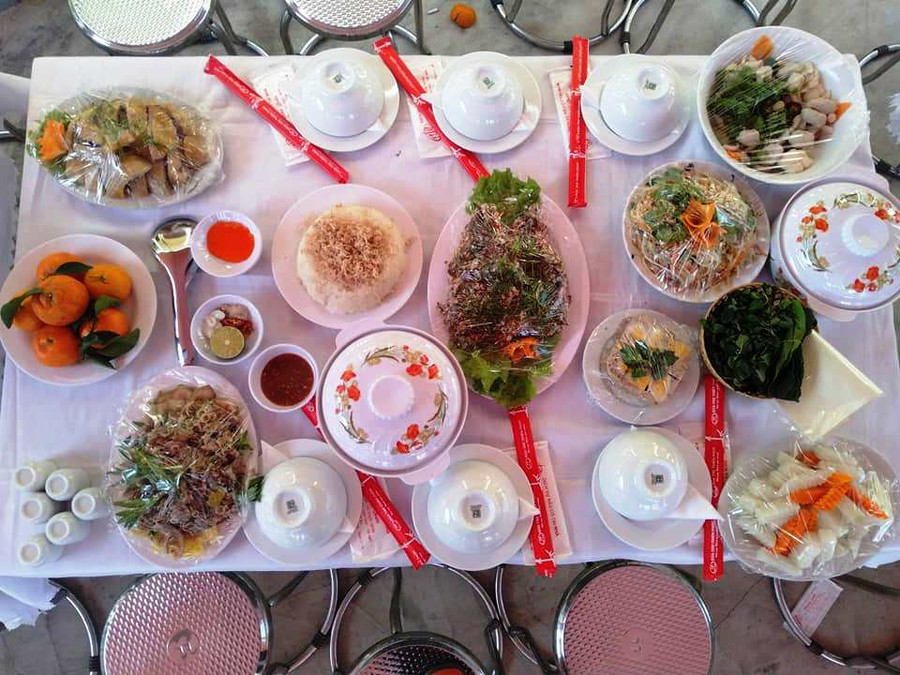 Người làng Nộn Khê có câu: 'Từ xưa giò trứng Nộn Khê/Trên mâm cỗ Tết thiếu thì kém sang'. Người làng Nộn Khê có câu: 'Từ xưa giò trứng Nộn Khê/Trên mâm cỗ Tết thiếu thì kém sang'.