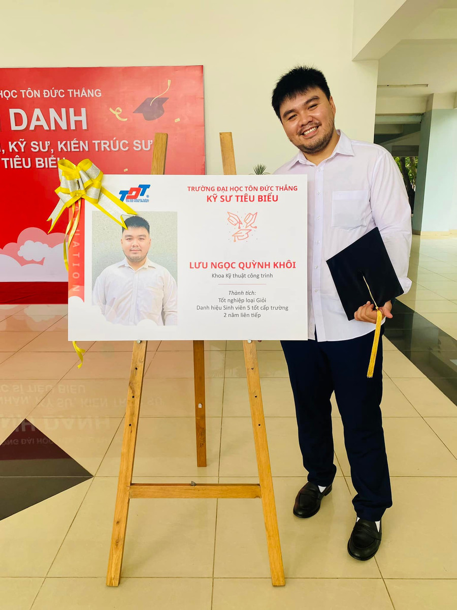 Lưu Ngọc Quỳnh Khôi nhận danh hiệu Kỹ sư tiêu biểu tại Trường Đại học Tôn Đức Thắng. Ảnh: NVCC