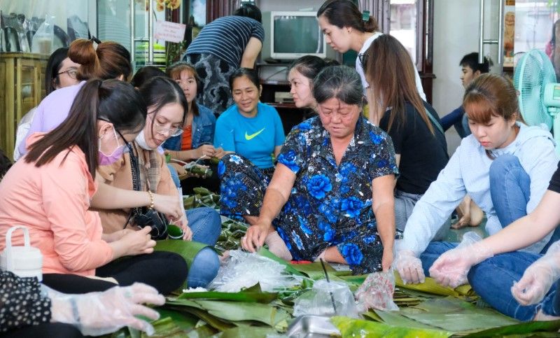 Người dân TP Cần Thơ gói bánh gửi đồng bào miền Trung.