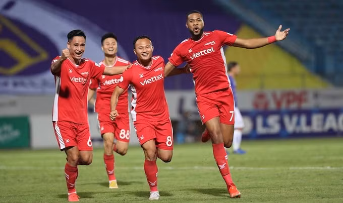 Trọng Hoàng chia vui với đồng đội sau bàn thắng duy nhất vào lưới Hà Nội FC.
