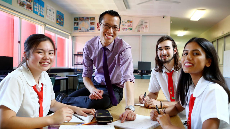 Thầy Eddie truyền cảm hứng học Toán cho nhiều thế hệ học sinh. Thầy Eddie truyền cảm hứng học Toán cho nhiều thế hệ học sinh.