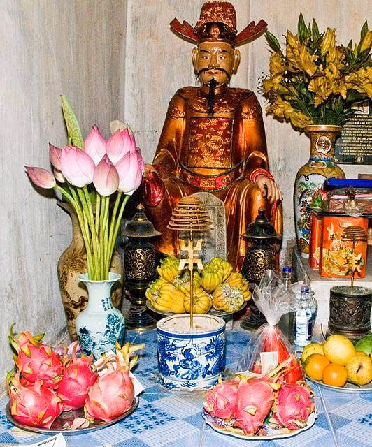 Tượng thờ danh sĩ Đỗ Trọng Vỹ ở chùa Hàm Long, TP Bắc Ninh.