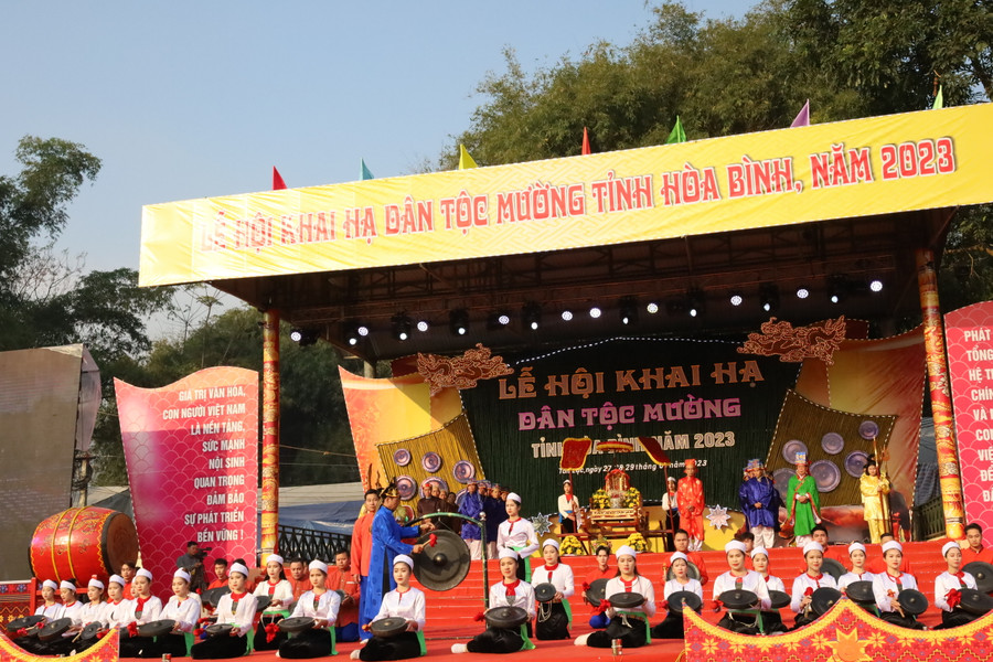 Các nghệ nhân thực hiện phần nghi lễ trong Lễ hội Khai hạ ở huyện Tân Lạc.