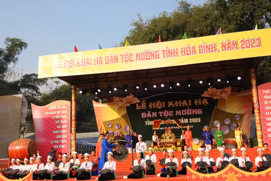 Các nghệ nhân thực hiện phần nghi lễ trong Lễ hội Khai hạ ở huyện Tân Lạc.